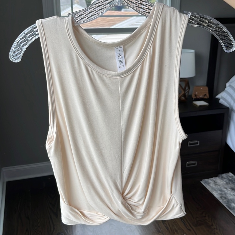 NWOT Alo Yoga cover tank